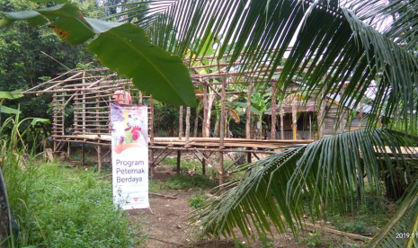 Rumah Zakat membantu memperbaiki kandang kambing di Desa Berdaya Simatorkis.