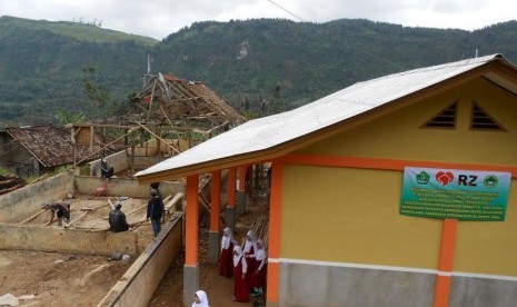 Rumah Zakat membantu memperbaiki ruang kelas MI di Cianjur.