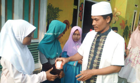 Rumah Zakat membantu mendistribusikan Superqurban di kampung Cibantala, Desa Munjul, Kecamatan Cilaku, Kabupaten Cianjur.