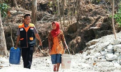 Rumah Zakat membantu menyalurkan air bersih di daerah terdampak kekeringan di Indonesia.