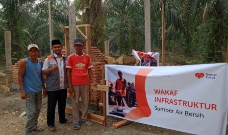 Rumah Zakat membantu pembangunan sarana air bersih di Kepenuhan Barat, Riau. 