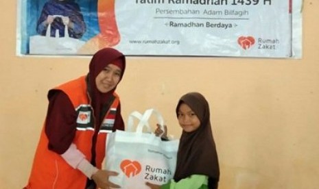 Rumah Zakat membawa 70 paket Kado Lebaran Yatim untuk anak nelayan Desa Babulu Laut.