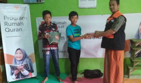 Rumah Zakat memberi bantuan Alquran dan buku prestasi untuk Rumah Quran Raudhatuth Thaalibiin.