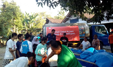 Rumah Zakat memberi bantuan bagi warga yang mengalami kekeringan dan kesulitan air bersih adalah Desa Sumodikaran.