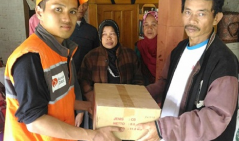 Rumah Zakat memberi bantuan kepada korban longsor.