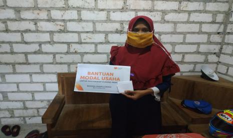 Rumah Zakat memberi bantuan modal usaha untuk Susanti, pelaku usaha katering yang terdampak pandemi Covid-19. 