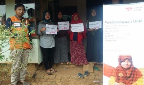 Rumah Zakat memberi bantuan modal usaha untuk Warga Dusun Cibaleker. 