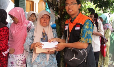 Rumah Zakat memberi bantuan pada korban kebakaran di Patehan Lor, Yogyakarta.