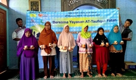 Rumah Zakat memberi bantuan Superqurban untuk warga Lebak Gede.