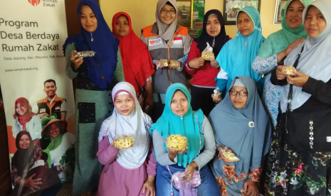 Rumah Zakat memberi pelatihan cara membuat kue kering menyambut Ramadhan.