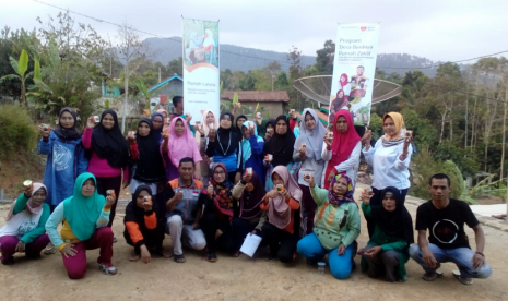 Rumah Zakat memberi Superqurban untuk lansia di Desa Cibugel, Sumedang.