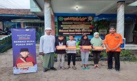 Rumah Zakat memberikan 155 paket Berbagi Buka Puasa (BBP) amanah donatur kepada anak-anak yatim dan dhuafa yang bertempat di Madrasah Nurul Yasin warga Desa Berdaya Rawa Arum Kec. gerogol Kota Cilegon..