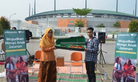 Rumah Zakat memberikan alat musik untuk membantu anak jalanan mewujudkan mimpinya.