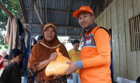 Rumah Zakat memberikan bantuan beras untuk korban gempa.