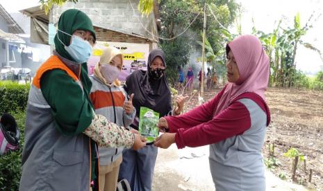 Rumah Zakat memberikan bantuan berupa benih Caisin. Bantuan benih tersebut diterima langsung oleh Iin selaku Istri Kadus Salam 2.