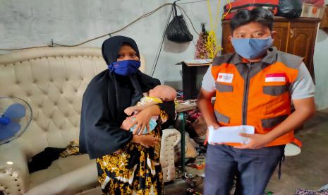 Rumah zakat memberikan bantuan berupa membayarkan biaya persalinan Anah.