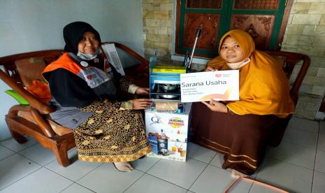  Rumah Zakat memberikan bantuan berupa sealing machine dan meja portable, Senin (21/9) lalu, untuk Isma.