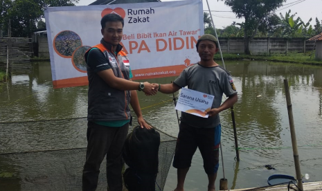 Rumah Zakat memberikan bantuan jala ikan.