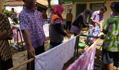 Rumah Zakat memberikan bantuan kaki palsu kepada penyandang disabilitas fisik.