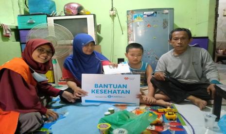 Rumah Zakat memberikan bantuan kesehatan kepada Eko yang sejak berumur satu tahun mengalami milestone delayed atau keadaan seseorang mengalami keterlambatan dalam berjalan, Kamis (13/1/2022). Bantuan tersebut merupakan hasil penggalangan donasi online melalui platform penggalangan digital Kitabisa.com.