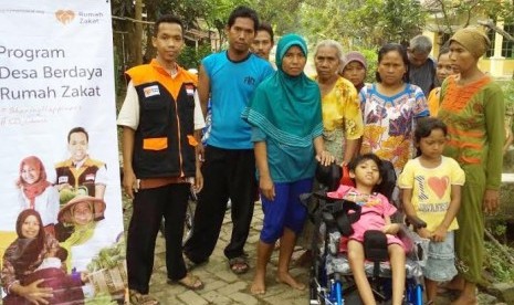 Rumah Zakat memberikan bantuan kursi roda untuk Nirmala.