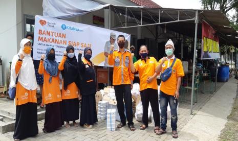 Rumah Zakat memberikan bantuan makanan cepat saji kepada para pengungsi hasil donasi melalui platform penggalangan dana Kitabisa.com.