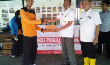 Rumah Zakat memberikan bantuan material bangunan untuk korban banjir Jember.