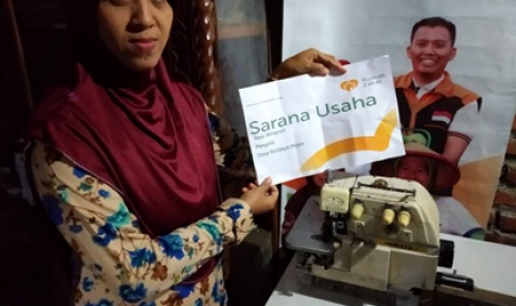 Rumah Zakat memberikan bantuan mesin obras untuk Anik, salah satu warga di Semarang.