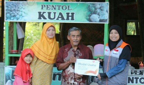 Rumah Zakat memberikan bantuan modal untuk Pak Yoik.