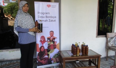 Rumah Zakat memberikan bantuan modal usaha kecil. 