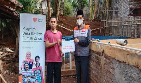 Rumah Zakat memberikan bantuan modal usaha kepada agrobinis milik BUMMas Inpirasi Negeri yang bergerak dalam bidang usaha peternakan ayam dan budidaya ikan lele di yang berada diKampung Cicadas dan Kampung Citamiang, Desa Pasirwaru, Kabupaten Garut. Bentuk bantuan yang diberikan berupa pakan yang menjadi kebutuhan utama peternak. Bantuan diberikan kepada Hapid sebagai pengelola usaha budidaya ikan lele dan Sopandi sebagai pengelolausaha peternakan ayam, Selasa (17/8).