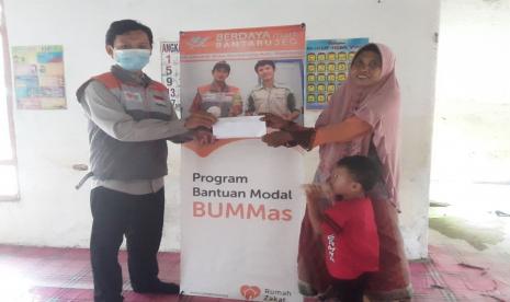 Rumah Zakat memberikan bantuan modal usaha kepada kepada Koperasi Sampir Berkah, salah satu usaha binaan BUMMas yang berada di Desa Sampir, Kecamatan Waringibkurung, Kabupaten Serang.