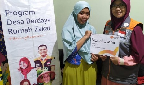 Rumah Zakat memberikan bantuan modal usaha penjual es lilin.