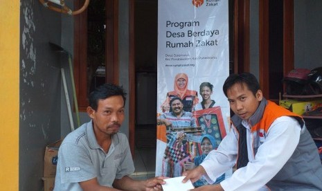 Rumah Zakat memberikan bantuan modal usaha untuk Dedi.