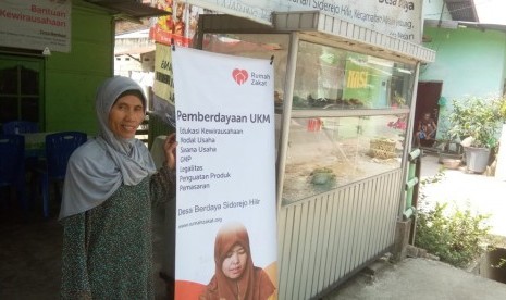 Rumah Zakat memberikan bantuan modal usaha untuk Ibu Syamsiah.