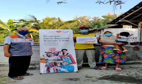 Rumah Zakat memberikan bantuan modal usaha yang disalurkan kepada tiga penerima manfaat di Desa Berdaya Kebonsari