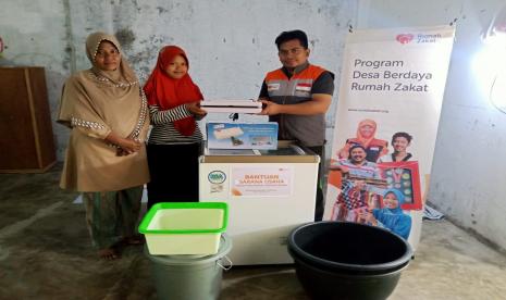 Rumah Zakat memberikan bantuan modal usaha.