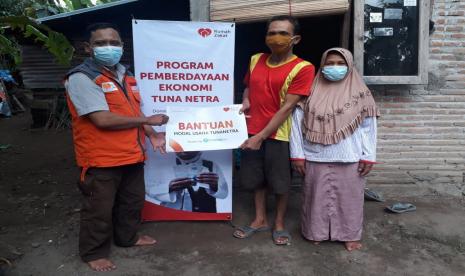 Rumah Zakat memberikan bantuan modal usaha.