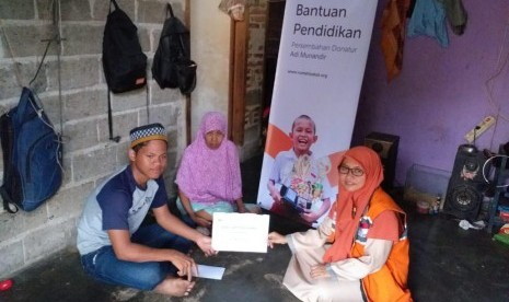 Rumah Zakat memberikan bantuan pendidikan untuk Nanda.