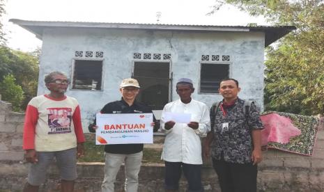 Rumah Zakat memberikan bantuan renovasi mushola di kampung tua Setengar.