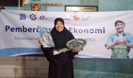 Rumah Zakat memberikan bantuan sarana usaha kepada warga Cikarang. 