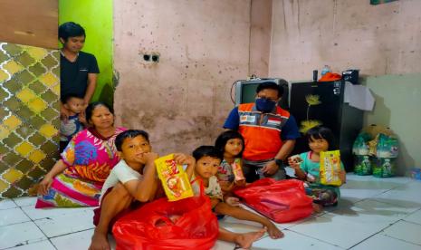 Rumah Zakat memberikan bantuan sembako kepada Irfansyah dan keempat adiknya.