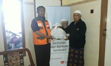 Rumah Zakat memberikan bantuan untuk lansia di kampung Ciptomulyo.