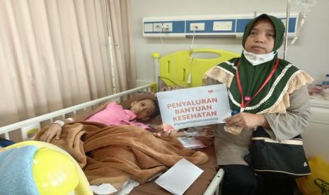 Rumah Zakat memberikan bantuan untuk pengobatan kankaer tulang, Saskia.