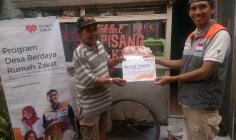 Rumah Zakat memberikan bantuan usaha untuk Dede.