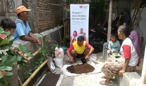 Rumah Zakat memberikan edukasi pelayanan Posyandu untuk kader di Malang.