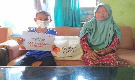 Rumah Zakat memberikan Kado Lebaran Yatim (KLY), kepada Teguh yang sudah ditinggal kedua orangtuanya.