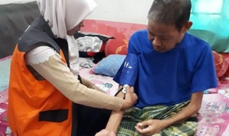 Rumah Zakat memberikan layanan home care lansia.