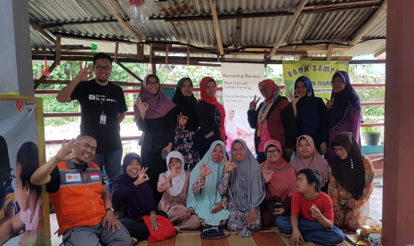 Rumah Zakat memberikan oleh-oleh Superqurban untuk Desa Berdaya Neglasari.