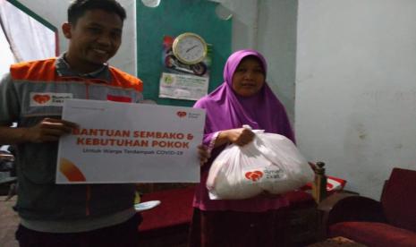 Rumah zakat memberikan Paket sembako yang  terdiri dari beras, minyak goreng, mie instan. Paket diberikan langsung oleh Dibal, selaku fasilitator desa berdaya. Warga menerima paket dengan senyum bahagia.